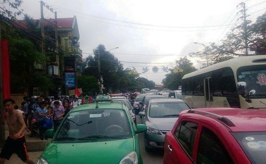 Đường Lê Lợi tại thị xã Sầm Sơn bị tắc nghẽn nghiêm trọng.