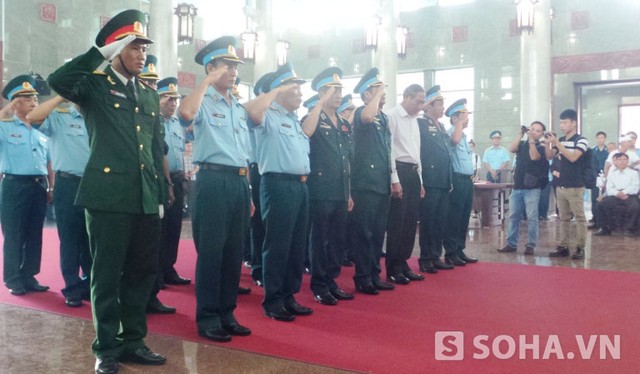 Những đồng đội đến đưa tiễn Thượng tá Lê Văn Nghĩa và Thiếu tá Nguyễn Anh Tú