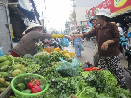 TP.HCM: Hết mưa b&atilde;o, gi&aacute; rau củ tăng như... b&atilde;o