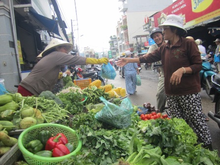 TP.HCM: Hết mưa bão, giá rau củ tăng như... bão