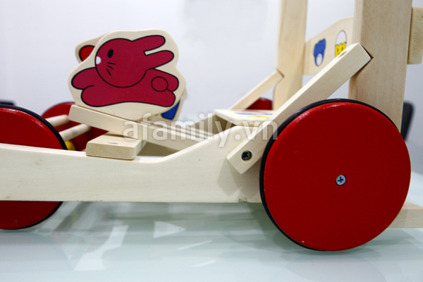 Xe tập đi bằng gỗ cho b&eacute; 