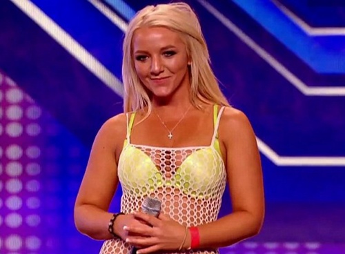 Thí sinh X Factor Anh lăn lộn trên bàn giám khảo