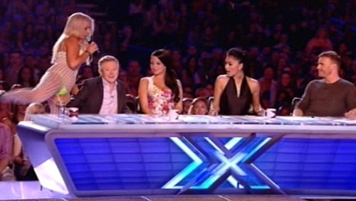 Thí sinh X Factor Anh lăn lộn trên bàn giám khảo