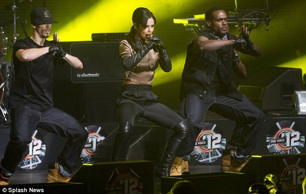 Cheryl Cole đốt cháy sân khấu bằng vũ đạo Micheal Jackson