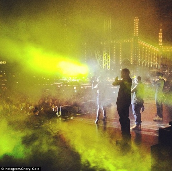 Cheryl Cole đốt cháy sân khấu bằng vũ đạo Micheal Jackson