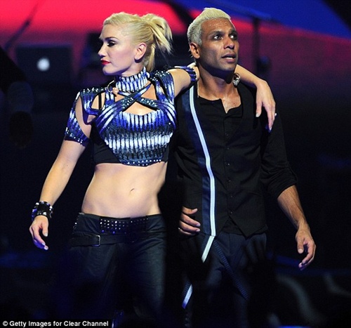 Gwen Stefani và Pink bò lê trên sân khấu