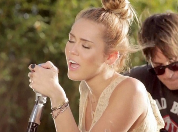 Miley Cyrus ngoan hiền bất ngờ trong MV mới