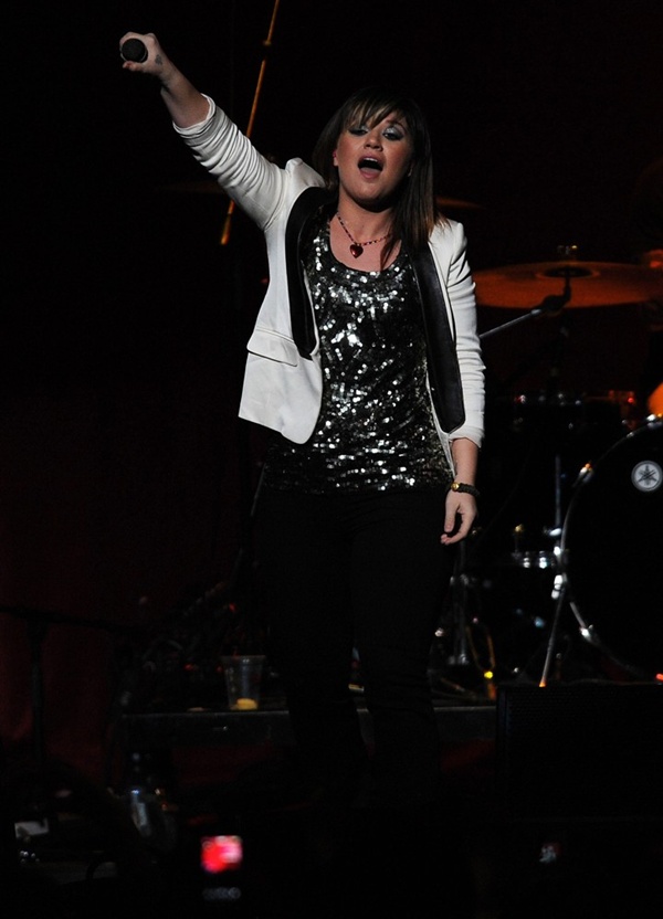 Kelly Clarkson sẽ ra mắt album to&agrave;n hit