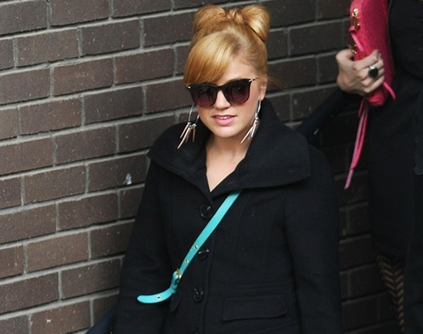 Kelly Clarkson sẽ ra mắt album to&agrave;n hit