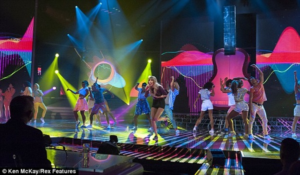 Taylor Swift cháy hết mình trên sân khấu X Factor