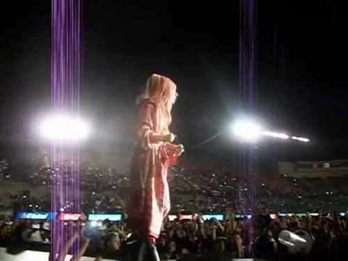 Lady Gaga hát “chay” và diện áo choàng lên sân khấu 1