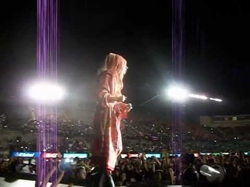 Lady Gaga hát “chay” và diện áo choàng lên sân khấu 1 Lady Gaga hát “chay” và diện áo choàng lên sân khấu 1