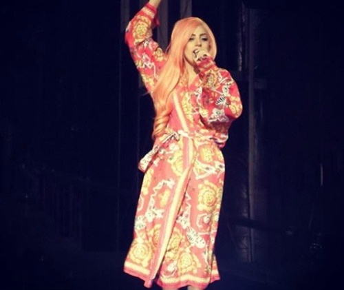 Lady Gaga hát “chay” và diện áo choàng lên sân khấu 3