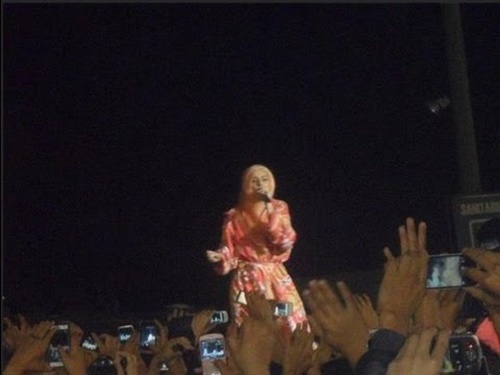Lady Gaga hát “chay” và diện áo choàng lên sân khấu 4