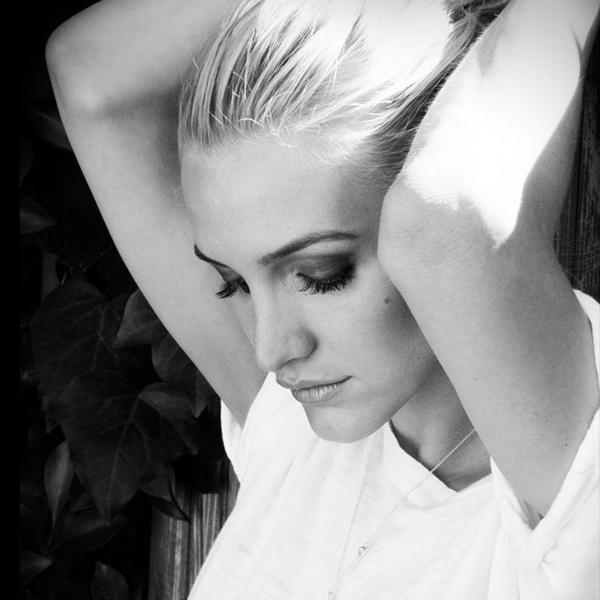 Ashlee Simpson “hoang dại” ngày trở lại 2