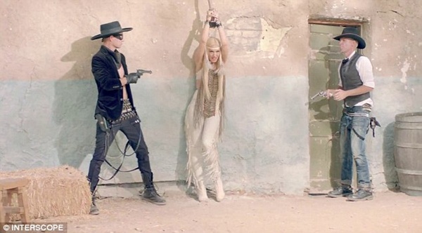 Gwen Stefani trở th&agrave;nh c&ocirc; n&agrave;ng thổ d&acirc;n gợi cảm  4
