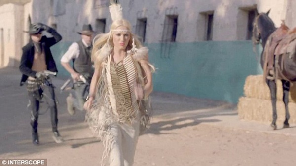 Gwen Stefani trở th&agrave;nh c&ocirc; n&agrave;ng thổ d&acirc;n gợi cảm  5