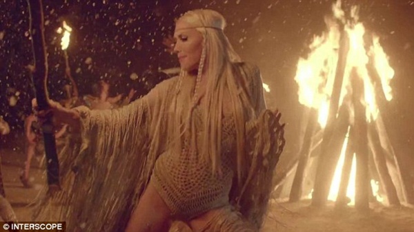 Gwen Stefani trở th&agrave;nh c&ocirc; n&agrave;ng thổ d&acirc;n gợi cảm  10