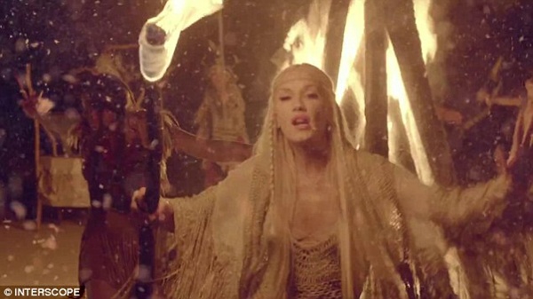 Gwen Stefani trở th&agrave;nh c&ocirc; n&agrave;ng thổ d&acirc;n gợi cảm  11