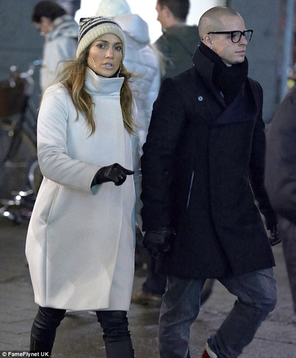 Jennifer Lopez và bồ trẻ tình cảm chốn công cộng 1