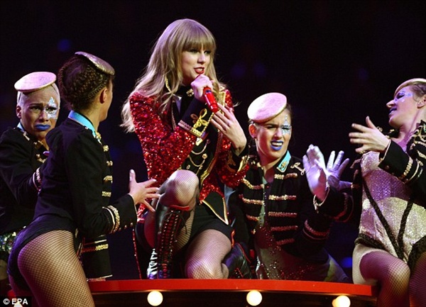 Taylor Swift thắng lớn tại MTV EMAs 8