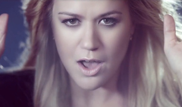 Kelly Clarkson chinh phục fan bằng giọng h&aacute;t quyền lực 2