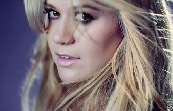 Kelly Clarkson chinh phục fan bằng giọng hát quyền lực 3 Kelly Clarkson chinh phục fan bằng giọng hát quyền lực 3