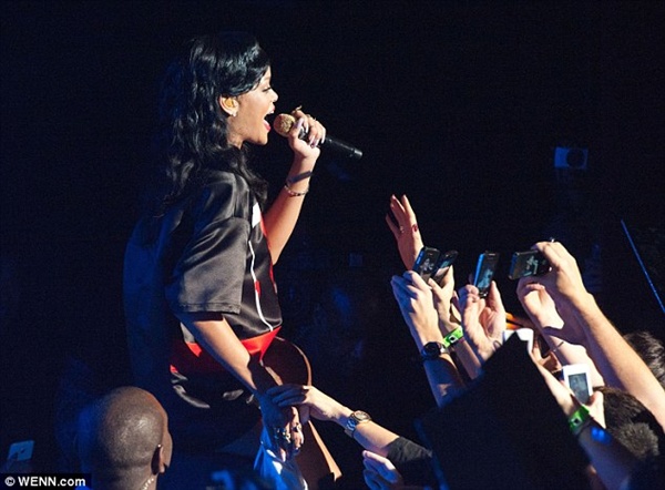 Rihanna gây ấn tượng bằng áo họa tiết lạ 2