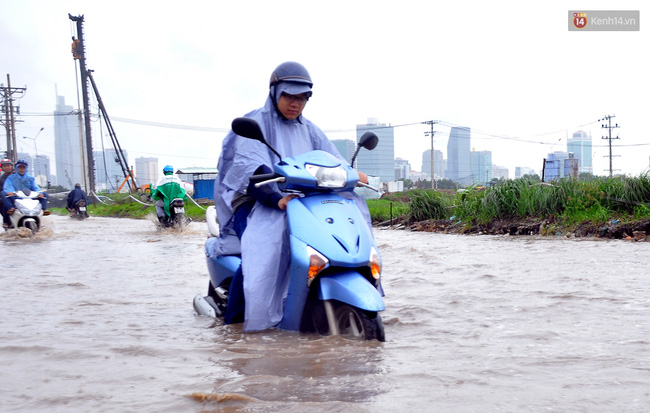 Người Sài Gòn bì bõm lội nước vì đường biến thành sông sau cơn mưa - Ảnh 3.