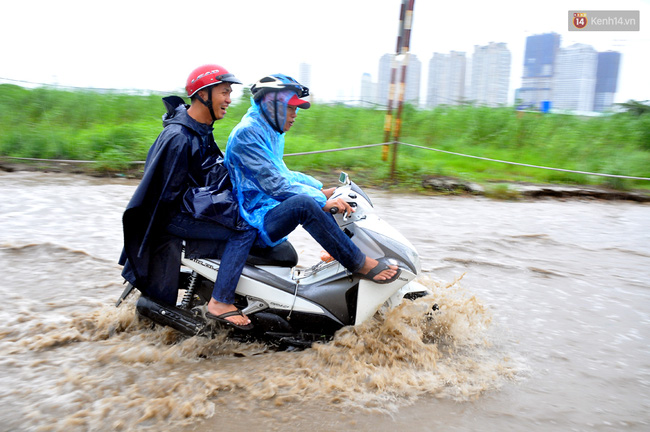 Người Sài Gòn bì bõm lội nước vì đường biến thành sông sau cơn mưa - Ảnh 5.