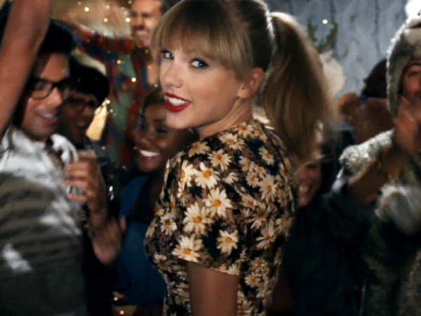Taylor Swift tưng bừng tiệc tùng làm lơ bồ cũ 