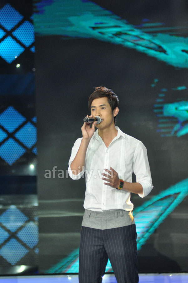 Th&iacute; sinh Idol chuyển giới tiếp tục nhờ kh&aacute;n giả 
