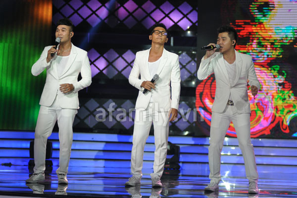 Th&iacute; sinh Idol chuyển giới tiếp tục nhờ kh&aacute;n giả 
