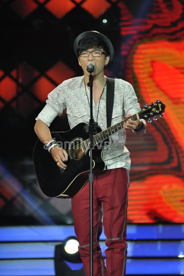 Th&iacute; sinh Idol chuyển giới tiếp tục nhờ kh&aacute;n giả 