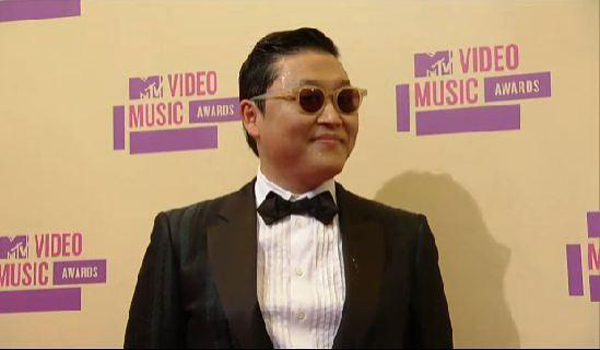 Xem trọn màn biểu diễn của Psy tại MTV VMAs