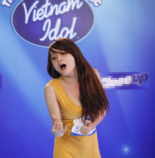 Quốc Trung đeo kính đen chấm thi Vietnam Idol