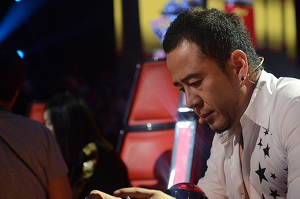 HLV The Voice Trung khổ sở v&igrave; ảnh 