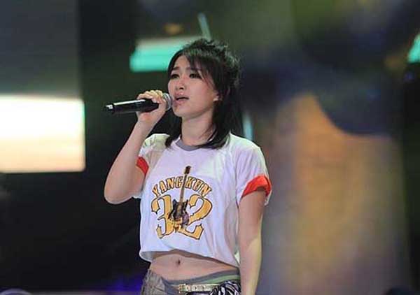 HLV The Voice Trung khổ sở v&igrave; ảnh 