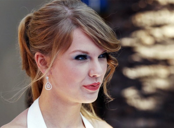 Taylor Swift tung đ&ograve;n hiểm hạ gục fan 2