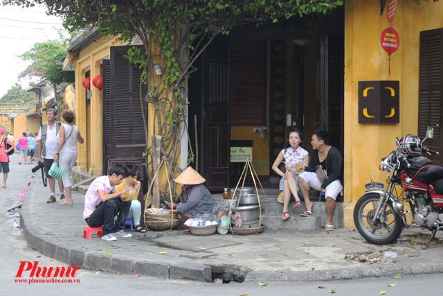 “Nạp” xong năng lượng, tiếp tục hành trình khám phá vùng ven Hội An. Chỉ cần rời phố cổ, đạp xe về hướng biển Cửa Đại khoảng 15 phút, bạn sẽ chiêm ngưỡng một khung cảnh khác của Hội An.