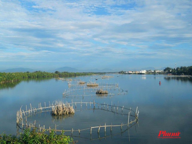 Đạp xe ra vùng ven, bạn sẽ có nhiều thời gian ngắm Hội An hơn, không chỉ có phố cổ mà còn có lúa, có song, có biển liền kề nhau. Hầu hết các khách sạn, nhà hàng, quán cà phê trong phố cổ đều có dịch vụ thuê xe đạp theo giờ hoặc theo ngày, giá cả cũng không quá đắt.