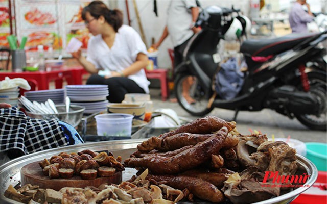 Hiện tại cháu gái của bà Út là người bán chính nhưng bà vẫn ra ngồi phụ vì nhớ nghề và cả nhớ khách.