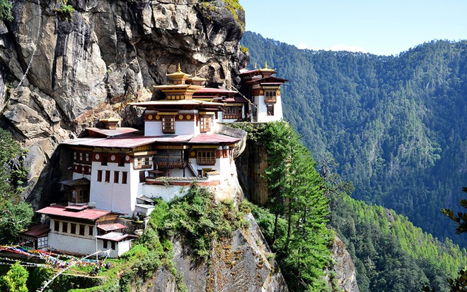 1.Đền Tiger’s Nest, Bhutan: Còn có tên khác là Taktsang, đây là một tu viện linh thiêng xây dựng trên vách núi đá cao hơn 900 mét phía trên thung lũng Garo. Theo truyền thuyết của người Bhutan, cách đây 1300 năm, Liên Hoa Sinh (Guru Rinpoche) đã cưỡi hổ bay về đây để truyền dạy đạo Phật cho người Bhutan. Lý do khiến bạn nhất định phải tới đây bởi vị trí độc đáo của ngôi đền, cùng phong cảnh có một không hai như muốn thôi miên du khách. Chính truyền thuyết bên lề của nơi này cũng khiến nó trở nên huyền bí, xứng đáng để bạn đặt chân tới đây.