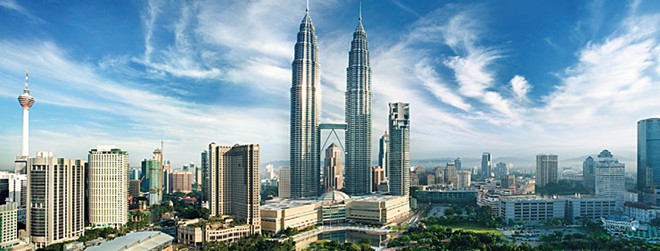 4.Kuala Lumpur, Malaysia: Thủ đô của Malaysia là nơi rất xứng đáng để ghé thăm, bởi có quá nhiều trải nghiệm thú vị. Kiến trúc tại thành phố pha trộn giữa vẻ cổ kính và nét hiện đại. Những điểm du lịch chính là khu China Town, tòa tháp đôi, hang động Buta và khu chợ trung tâm. 