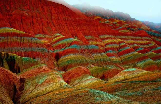 6.Núi đá vôi Danxia, Trung Quốc: Ngọn núi đa màu sắc tuyệt đẹp chỉ có duy nhất tại Trung Quốc, được hình thành từ đá sa thạch đỏ cùng lực địa chất mạnh mẽ. Ngọn núi đã được thêm vào danh sách di sản văn hóa thế giới vào năm 2010. 