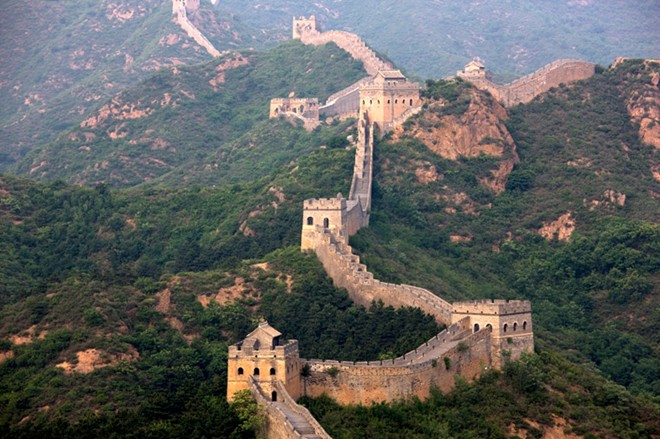 9.Vạn Lý Trường Thành, Trung Quốc: Đây là một công trình kiến trúc khổng lồ, được xây dựng ban đầu như một bức tường phòng thủ. Vạn Lý Trường Thành dài gần 7000 km và là công trình dài nhất trên thế giới. Hiện nay, nhiều phần của công trình đã bị hư hỏng, bởi thế tốt nhất bạn hãy tới Bắc Kinh hoặc Tần Hoàng Đảo để có thể tham quan nó trọn vẹn nhất.