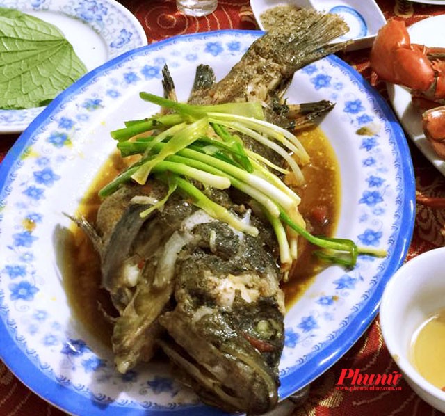Cá hấp chấm mắm nêm là một trong những đặc sản Bình Định.