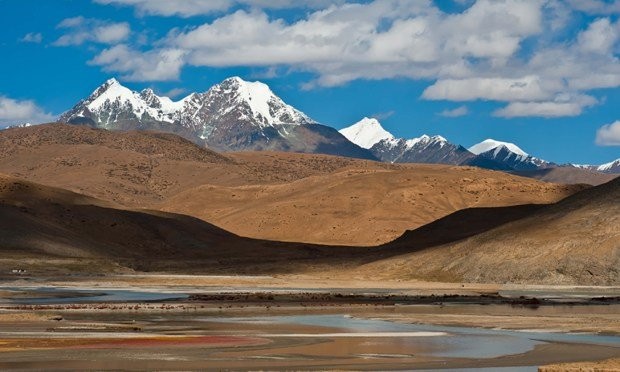 7. Đàm đạo về trà với các bộ tộc, Ấn Độ và Bhutan: Với lịch trình 17 ngày, hành trình du ngoạn sông Brahmaputra được Mountain Kingdoms thiết kế nhằm tạo cho du khách có những trải nghiệm đầy thú vị khi thực hiện các tour tham quan qua Bhutan và miền bắc Ấn Độ.  Một con tàu sang trọng sẽ đưa bạn đến tham quan các nông trại trồng trà, ngắm tê giác ở vườn quốc gia Kaziranga và được gặp gỡ cư dân địa phương ở đảo Majuli.