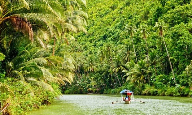 8. Lần theo dấu vết báo đốm bằng thuyền, Brazil: Khu bảo tồn thiên nhiên Pantanal và Talama là điểm đến tuyệt vời dành cho những ai thích tìm hiểu và nghiên cứu về loài báo đốm. Bạn sẽ có cơ hội được tiếp cận và tận mắt nhìn thấy chúng thông qua hành trình thám hiểm Just Jaguars được thực hiện bởi Tổ chức Động vật hoang dã thế giới trong thời gian chín ngày.  Bạn chỉ cần ngồi trên boong thuyền đi qua sông Amazon cùng với chuyên gia để tham quan. Có thể sử dụng các thuyền loại nhỏ hơn để dễ dàng len lỏi vào các kênh lạch nhỏ và lần theo dấu vết loài báo đốm này.