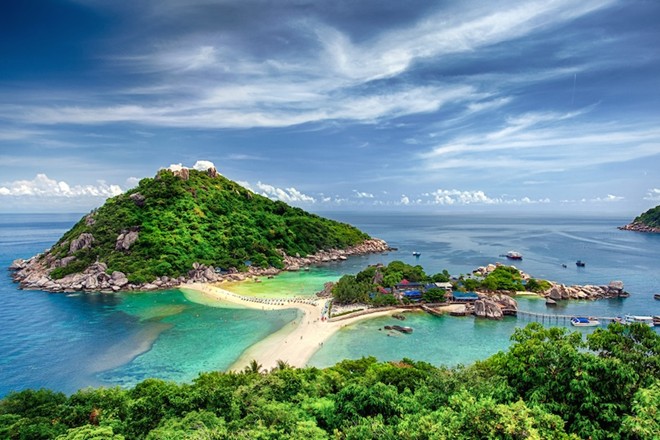 Koh Nang Yuan, một hòn đảo nhỏ nằm cạnh đảo Koh Tao, là một trong những hòn đảo đẹp nhất Thái Lan với những bãi cát trắng dài nối liền với 3 hòn đảo riêng biệt. Tuy nhiên, khu nghỉ duy nhất tại Koh Tao là resort Nang Yuan. Vì vậy nếu bạn muốn tới đây, đừng quên đặt chỗ thật sớm.